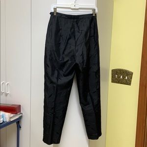 Black lined pants. Leaf motif. Size 6p